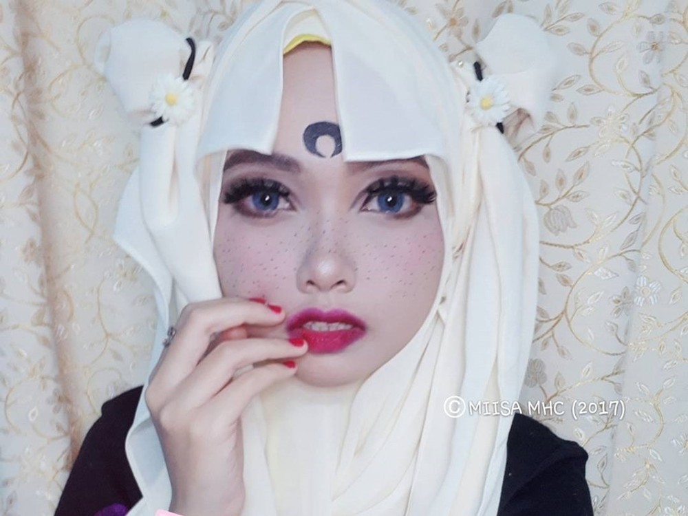 Theo truyền thống, những người phụ nữ theo đạo Hồi thường phải đeo khăn Hijab (khăn trùm đầu) và chính chiếc khăn này che đi dung nhan của rất nhiều những cô gái xinh đẹp. Tuy nhiên,  cô gái Malaysia mới đây đã biến tấu chiếc khăn này trở nên vô cùng thời trang với màn biến hóa tài tình của mình.