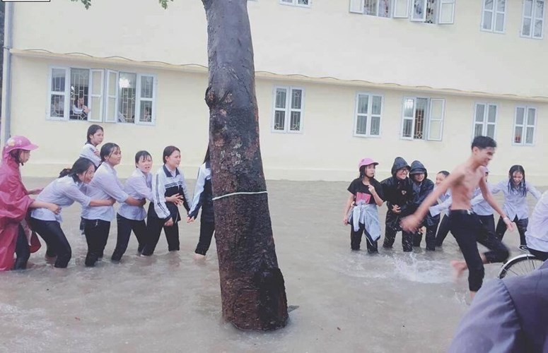 Vào mùa mưa, việc các  sân trường ngập lụt là điều khó có thể tránh khỏi và cũng từ đây, rất nhiều những trò chơi được các học sinh, sinh viên nghĩ ra ngoài giờ học. Mới đây, những bức ảnh của các học sinh trường Hoa Lư A - Ninh Bình nô đùa trong lúc sân trường ngập nước được cộng đồng mạng chia sẻ rộng rãi.