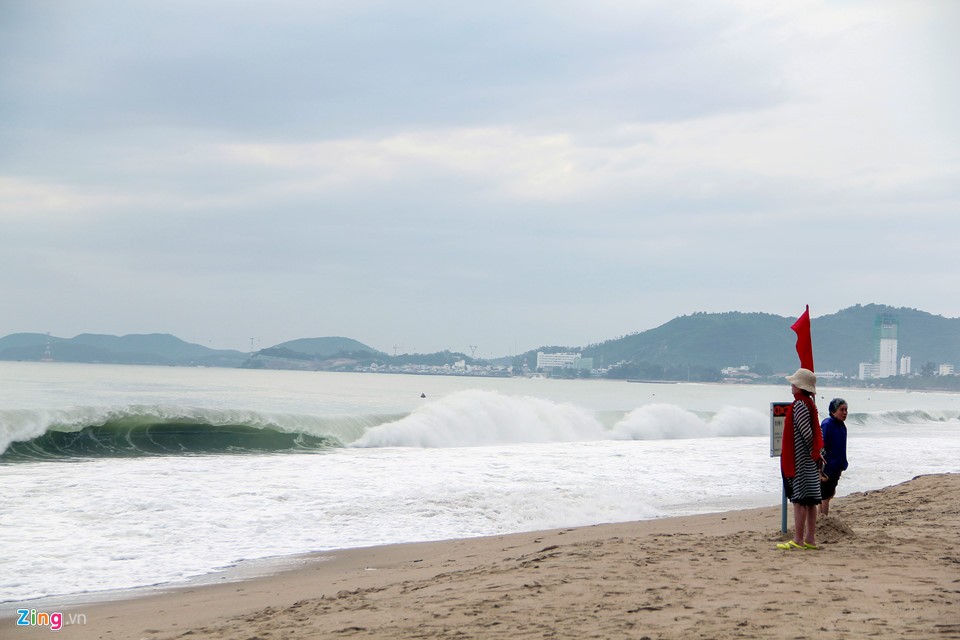 Biển Nha Trang sáng 3/11 bắt đầu có sóng lớn, nhiều đợt sóng cao đến 2 m, nước biển có màu đục do mưa lớn từ thượng nguồn đổ về.