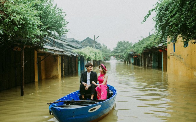 Những ngày qua, thông tin  bão số 12 đổ bộ liên tục được các kênh thông tin cũng như cộng đồng mạng cập nhật. TP Hội An là một trong số những thành phố đang phải hứng chịu cảnh nước lũ dâng cao, ngập úng nặng. Tuy nhiên, giữa khung cảnh mênh mông nước lũ ấy, vẫn có những hình ảnh, vẫn có những khoảnh khắc hạnh phúc của lứa đôi được lưu lại. Ảnh trong bài: Rin Wedding