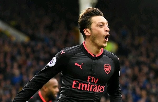 Schalke muốn Ozil về Đức: Theo tin  chuyển nhượng bóng đá mới nhất từ chủ tịch Clemens Tonnies của CLB Schalke khi ông bày tỏ ý định muốn chiêu mộ Ozil. Chủ tịch Clemens Tonnies cho biết: "Tôi không thể hình dung được viễn cảnh này. Nếu có cơ hội, chúng tôi luôn nghĩ về khả năng này. Sự trở lại của Ozil sẽ là một câu chuyện đẹp. Tuy nhiên nó sẽ không xảy ra vào mùa Hè tới."