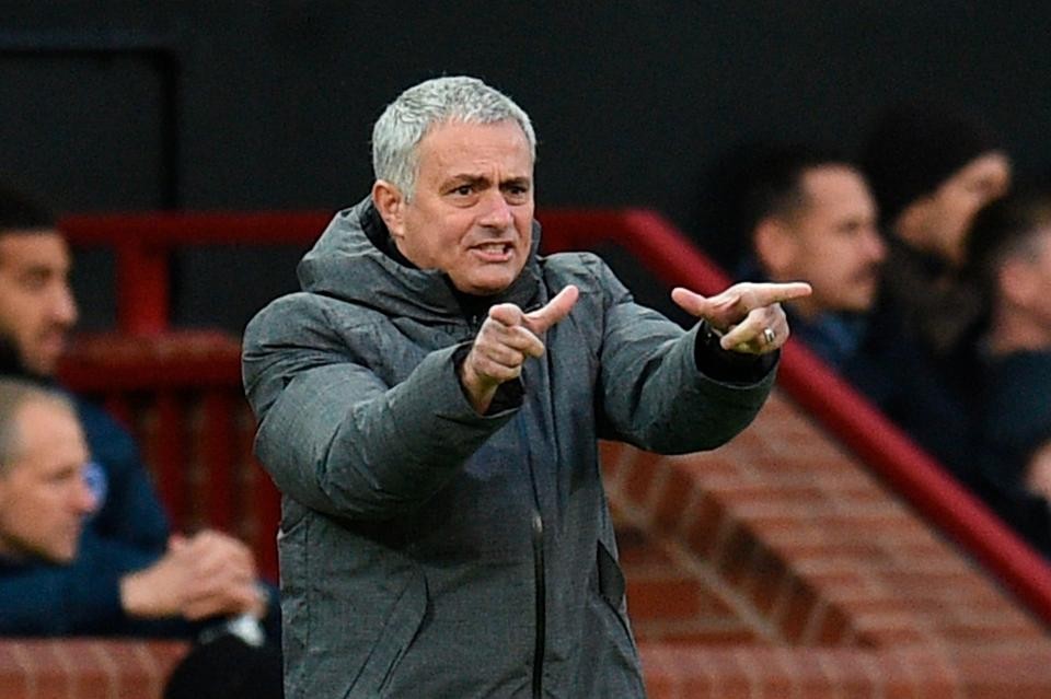 M.U chiêu mộ "nhà ảo thuật": Theo nguồn tin  chuyển nhượng bóng đá mới nhất từ The Sun cho hay, HLV Jose Mourinho đã yêu cầu các tuyển trạch viên phải tìm kiếm một vài cầu thủ tài năng để chiêu mộ trong tháng 1 tới. Những cái tên đã từng được tiến cử Antoine Griezmann (Atletico Madrid) và Neymar (PSG) tuy nhiên khá khó để hoàn thành bản hợp đồng này. Ảnh: The Sun