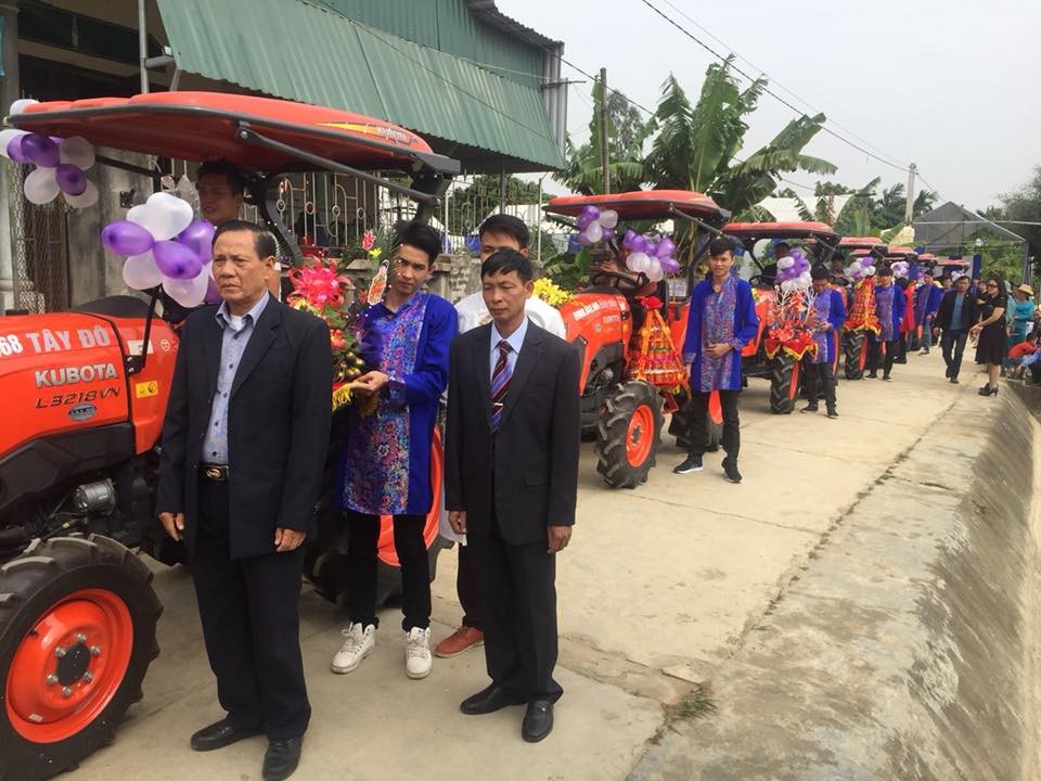 Trong suy nghĩ của nhiều người,  máy cày chỉ là nông cụ giúp người nông dân thay thế trâu bò ngoài đồng. Tuy nhiên, ở nhiều vùng quê, muốn thể hiện sự độc đáo nhiều gia đình đã lựa chọn loại máy móc này thành phương tiện trong các lễ ăn hỏi hay rước dâu. Mới đây nhất, tại huyện Đức Phong, thị trấn Gia Lộc, thành phố Hải Dương, tỉnh Hải Dương giữa chú rể là Trần Hùng Phong và cô dâu là Thanh Mai đã gạt bỏ những siêu xe để sử dụng máy cày trong lễ ăn hỏi của mình.