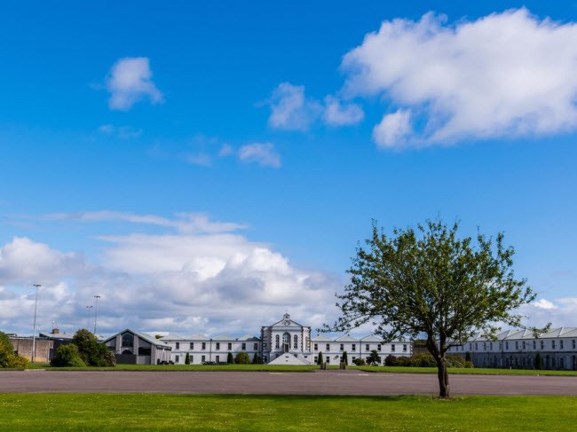 Đảo Spike, Ireland: Hòn đảo này được bình chọn là địa  điểm du lịch hấp dẫn nhất châu Âu bởi The World Travel Awards 2017. Nhà tù Off of Cork trên đảo từng là một căn cứ quân sự và hiện trở thành một trong những điểm du lịch nổi tiếng nhất trên đảo.