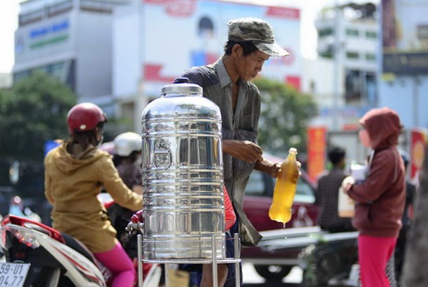 Sài Gòn luôn được nhiều người nhìn bằng con mắt đó là một thành phố tấp nập với nền kinh tế vô cùng phát triển và ai cũng phải "quay cuồng" với guồng quay mưu sinh mà quên đi tình người là gì. Tuy nhiên, bằng những hình ảnh rất bình dị,  giới trẻ Sài Gòn tự hào thành phố mình đang sống không chỉ phát triển nhanh mà vẫn còn đó những hình ảnh hết sức đẹp và đầy ắp tình người.