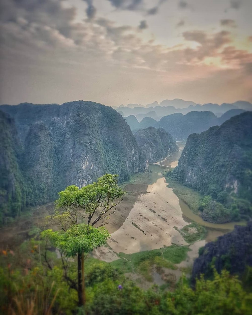 Nằm gần cụm khu du lịch Tràng An - Tam Cốc- Bái Đính,  Hàng Múa là một trong những địa điểm đẹp nhất Ninh Bình. Đây vừa là điểm du lịch sinh thái vừa là nơi nghỉ dưỡng ngắn ngày trong dịp nghỉ Tết Nguyên đán được nhiều bạn trẻ lựa chọn.