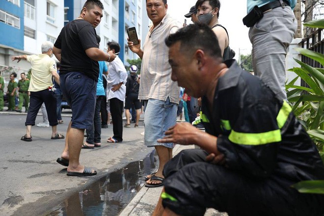 Chiều ngày hôm nay (23/3), bức ảnh chiến sĩ PCCC cùng bàn tay bị bỏng nặng trong khi làm nhiệm vụ tại đám cháy chung cư Carina Q.- TP HCM được chia sẻ rất nhiều trên mạng xã hội. Bức ảnh đã mang đến cảm xúc mãnh liệt đối với người xem khi không ngại gian nan, đổ mồ hôi và cả tổn thương cơ thể để cứu thoát những nạn nhân trong vụ cháy. Ảnh: Nguyễn Lệ Quyên.