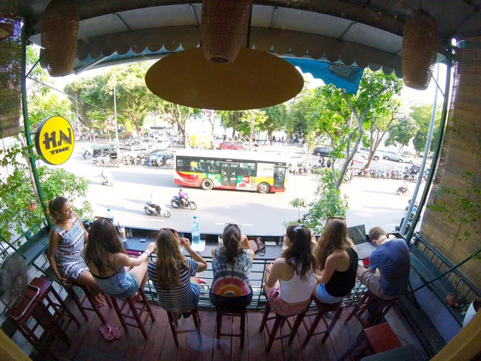 Nằm trên con phố Đinh Tiên Hoàng, quán cafe Hanoi Time nổi bật lên với tone màu vàng cam rực rỡ. Đây là một trong những quán cafe có ban công hướng thẳng ra  phố đi bộ Hồ Gươm được nhiều bạn trẻ lựa chọn dịp cuối tuần.