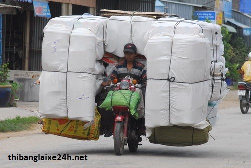 Thời gian qua trên một số diễn đàn mạng, nhiều thành viên đã cho đăng tải rất nhiều hình ảnh về những màn  chở hàng siêu cồng kềnh, quá khổ và vô cùng bá đạo khiến người xem rợn người.