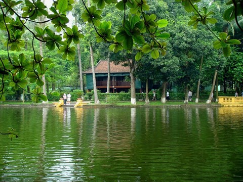 Nhà sàn  Bác Hồ tại Hà Nội là một trong những địa điểm tham quan tại Hà Nội mang tính văn hóa, in đậm dấu ấn lịch sử. Đây là nơi sống và làm việc lâu đời nhất trong cuộc đời hoạt động cách mạng của lãnh tụ Hồ Chí Minh.