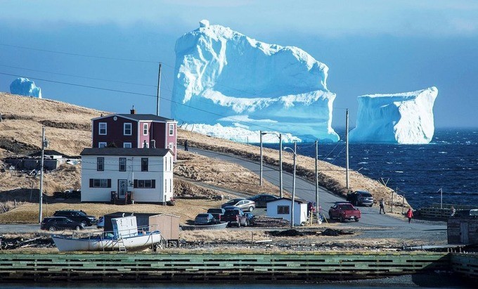 Băng trôi không phải là cảnh tượng hiếm thấy ở Canada. Thậm chí có một khu vực trải dài từ bờ biển Labrador đến bờ Đông Bắc đảo Newfoundland được mệnh danh là "Vịnh băng trôi" khi là nơi tập kết của vô số  tảng băng vào mùa Xuân và đầu Hè hàng năm.