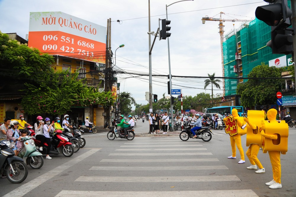 Thời gian qua, rất nhiều hình thức  quảng cáo đã được các thương hiệu sản phẩm nghĩ để thu hút sự chú ý của nhiều người. Mới đây, người dân Hà Nội đã chứng kiến kiểu quảng cáo bất chấp khi những "sinh vật" ăn mặc kì lạ lao ra giữa đường tranh thủ những lúc các phương tiện dừng đèn đỏ.