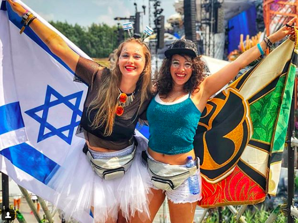 Tomorrowland - là  đại nhạc hội EDM hấp dẫn nhất thế giới nơi quy tụ rất nhiều các bạn trẻ yêu nhạc điện tử, mê tiệc tùng đến từ khắp các quốc gia trên thế giới.