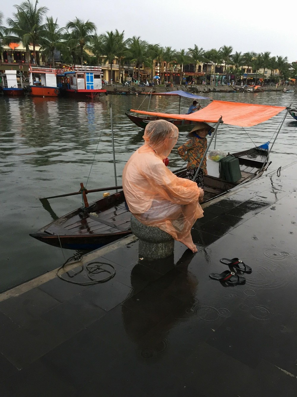 Nhiều người đi du lịch với tinh thần vui tươi, thoải mái để quên đi những ngày căng thẳng. Tuy nhiên, mới đây những bức ảnh của một thanh niên  du lịch một mình với cách tạo dáng lạ đã khiến CĐM có những ý kiến khác nhau.