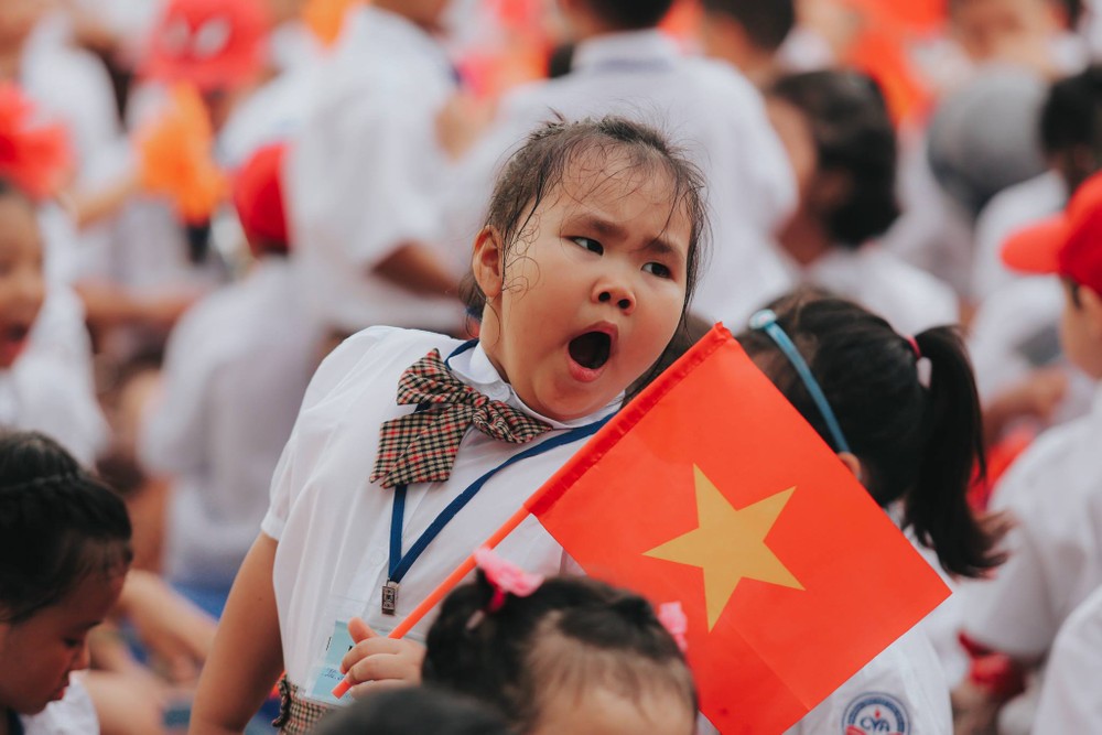 Trong chúng ta, ai cũng giữ cho mình kỉ niệm riêng trong buổi  lễ khai giảng đầu tiên của cuộc đời. Cùng với chủ đề này, mới đây phóng viên Lê Minh Sơn đã chụp lại những khoảnh khắc cực dễ thương của các "sinh viên đại học chữ to" trong buổi tựu trường đầu năm học đầy cảm xúc này.