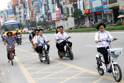 Mặc dù hành vi không đội mũ bảo hiểm khi ngồi trên xe điện là vi phạm luật giao thông đường bộ, thế nhưng, đến nay tình trạng  học sinh vi phạm vẫn diễn ra tràn lan ở Thủ đô.