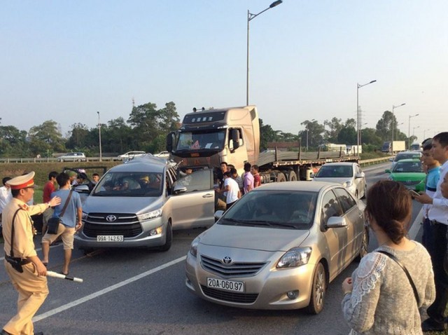 Mới đây trên MXH những thông tin về vụ việc tài xế container đâm xe Innova lùi trên cao tốc Hà Nội - Thái Nguyên đã được dân mạng vô cùng chú ý. Đặc biệt khi bản án của tòa được tuyên vào hôm qua.