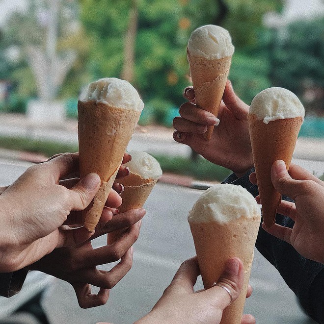 Ăn kem vào mùa đông nhiều người nghĩ đó là điều hoang đường. Tuy nhiên, với nhiều người đó lại là một thú vui và sở thích. Cảm giác "rùng mình" khi viên kem vừa chạm đến đầu lưỡi, kèm theo đó là vị ngọt thơm lan tỏa khắp khoang miệng sẽ khiến bạn phải ngẩn người vì "quá đã".