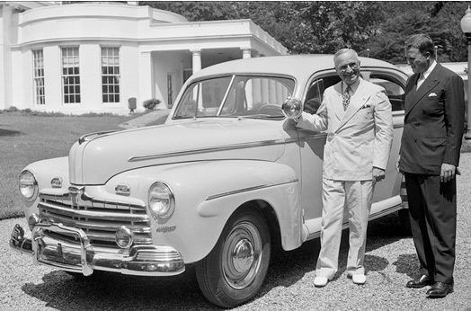 Harry S. Truman (nhiệm kỳ 1945-1953): Thế chiến 2 kết thúc, Ford Motor cùng nhiều hãng xe Mỹ khác bắt đầu tái khởi động dây chuyền sản xuất và chiếc xe Ford đầu tiên lăn bánh khỏi xưởng lắp ráp đã được dành tặng cho tổng thống Mỹ đương nhiệm khi ấy – ông Harry S. Truman. Đó là chiếc Ford Super Deluxe Tudor Sedan 1946, mẫu  xe ôtô bình dân rất nổi tiếng của Ford thời bấy giờ. Ảnh: Pinterest