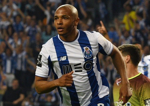  Chuyển nhượng bóng đá mới nhất từ France Football, Inter Milan đang nhắm đến Yacine Brahimi, người sẽ hết hạn hợp đồng với Porto vào cuối mùa giải này. Inter Milan được cho là đã đưa ra lời đề nghị trước khi hợp đồng của cầu thủ chạy cánh 29 tuổi với đại diện của bóng đá Bồ Đào Nha kết thúc.