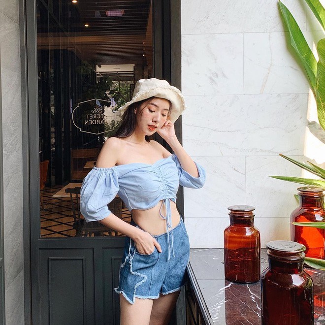  Quần jean short phối với crop top, cách mặc này cho phép các cô nàng thoải mái hơn, sexy hơn.