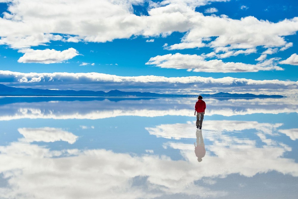 Trải dài khoảng 10.500 km2 trên độ cao 3.656 m ở cao nguyên Andean (Bolivia), Salar de Uyuni là  cánh đồng muối lớn nhất thế giới. Nơi đây là điểm du lịch nổi tiếng nhất của Bolivia. Mỗi năm, điểm đến thu hút hàng trăm nghìn du khách khám phá cảnh quan đơn sắc có một không hai. Ảnh: Shutterstock