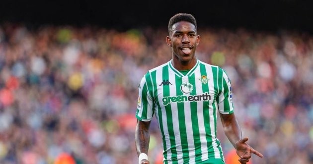  Chuyển nhượng bóng đá mới nhất từ Fox Sports, Lionel Messi không ủng hộ việc Barcelona chiêu mộ Junior Firpo. Những xích mích và lùm xùm trong quá khứ của cả hai khiến El Pulga gay gắt phản đối quyết định này của thượng tầng sân Nou Camp.