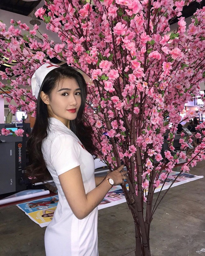 MXH xuất hiện ngày càng ngày trai xinh gái đẹp. Những bức ảnh về các hot girl ở bất cứ đâu, ngoài đường phố, tại các quán ăn hay thậm chí là ở bệnh viện. Mới đây,  nữ y tá đến từ Malaysia với nhan sắc rạng rỡ đã lọt vào "mắt xanh" của CĐM.