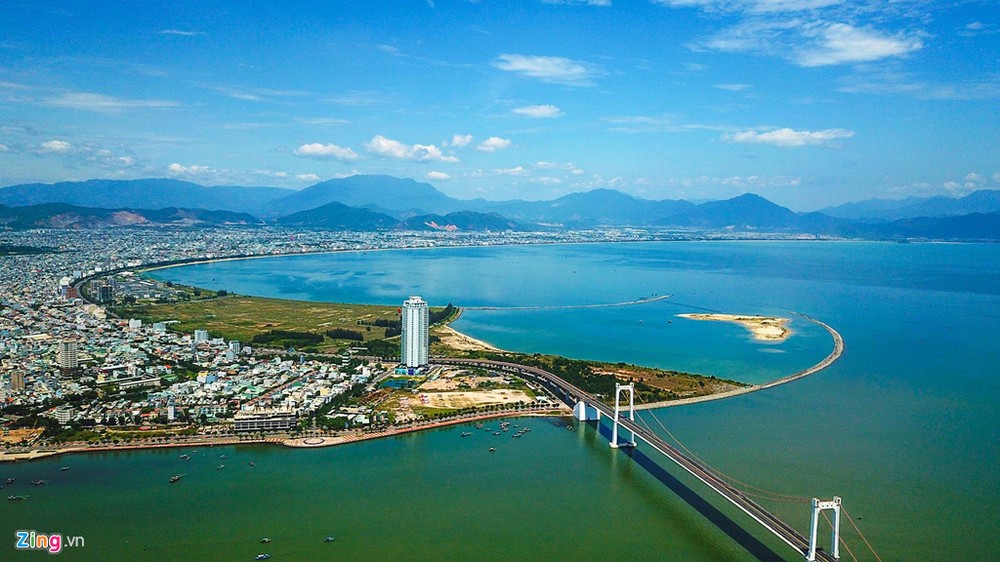 Dự án The Sunrise Bay (nằm trong khu đô thị Đa Phước, đường Nguyễn Tất Thành, quận Hải Châu, TP Đà Nẵng) từng được lãnh đạo Đà Nẵng ví như vầng trăng khuyết nằm ở khu đất "vàng".