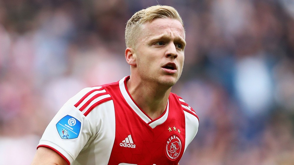  Chuyển nhượng bóng đá mới nhất từ The Sun, Real Madrid nuôi tham vọng chiêu mộ Donny Van de Beek, tiền vệ trẻ tài năng của Ajax mùa hè 2020.