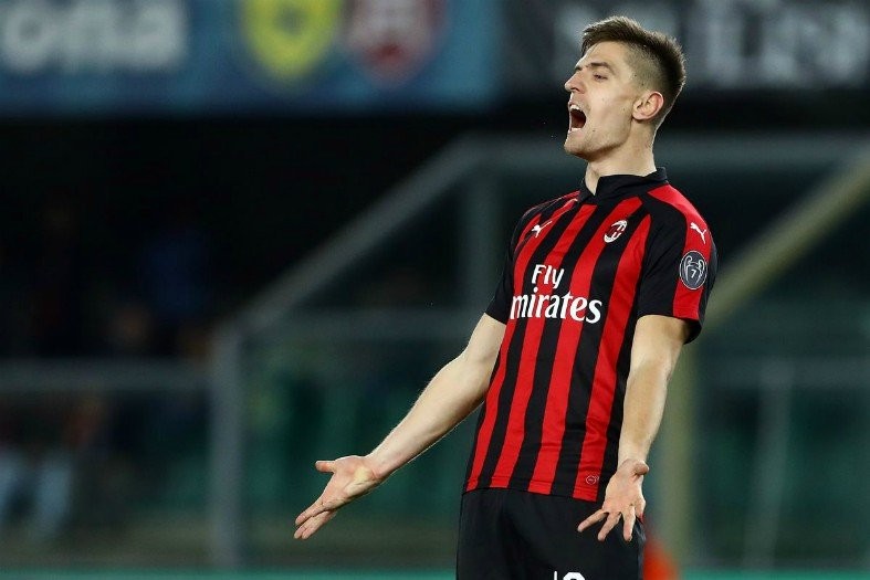 Chuyển nhượng bóng đá mới nhất từ Calciomercato, chân sút chủ lực của AC Milan - Krzysztof Piatek là cái tên lọt vào tầm ngắm của MU.