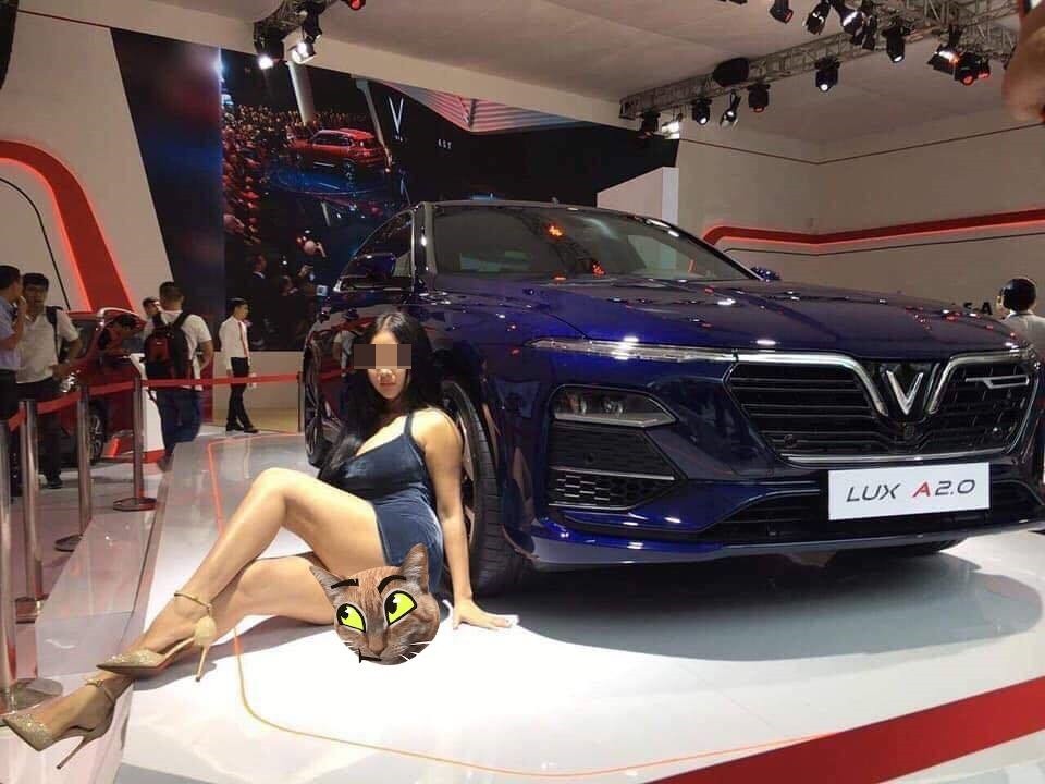 Tối 24/10, trên MXH hình ảnh và clip về cô người mẫu “xôi thịt” bên ô tô Vinfast tại Vietnam Motor Show 2019 lan truyền với tốc độ chóng mặt.