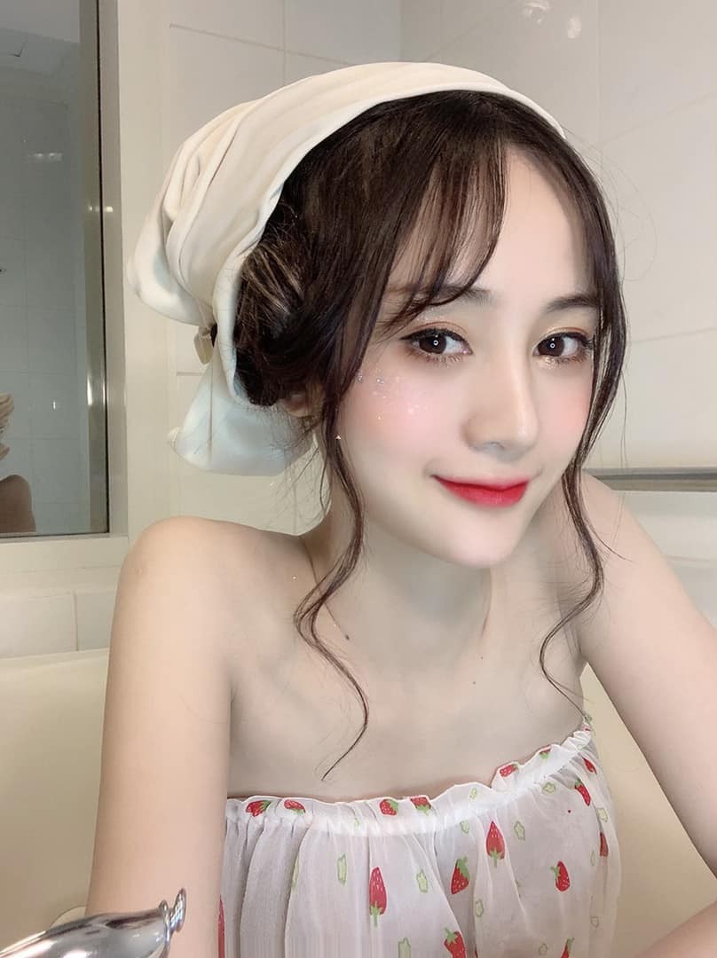 Mới đây trên MXH, những tấm ảnh cô gái ngẫu hứng selfie trong phòng ngủ được chia sẻ rầm rộ. Trong ảnh, nữ chính gây ấn tượng với vẻ bề ngoài xinh xắn, ngọt ngào.