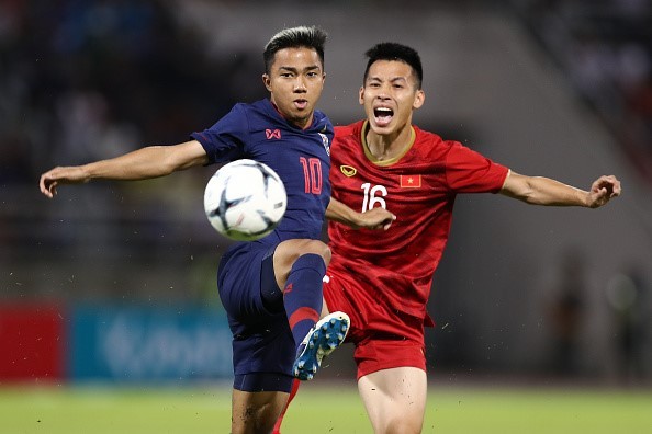 Tối 29/12, Chanathip Songkrasin trở về thăm Muangthong United, đội bóng cũ của anh tại Thái Lan. Tại đây, "Messi Thái" đã có chia sẻ về tình hình thi đấu của anh tại Nhật Bản. Bên cạnh đó, anh cũng nhận định về cơ hội của bóng đá Thái Lan năm 2020 và sự phát triển của các  cầu thủ Việt Nam.