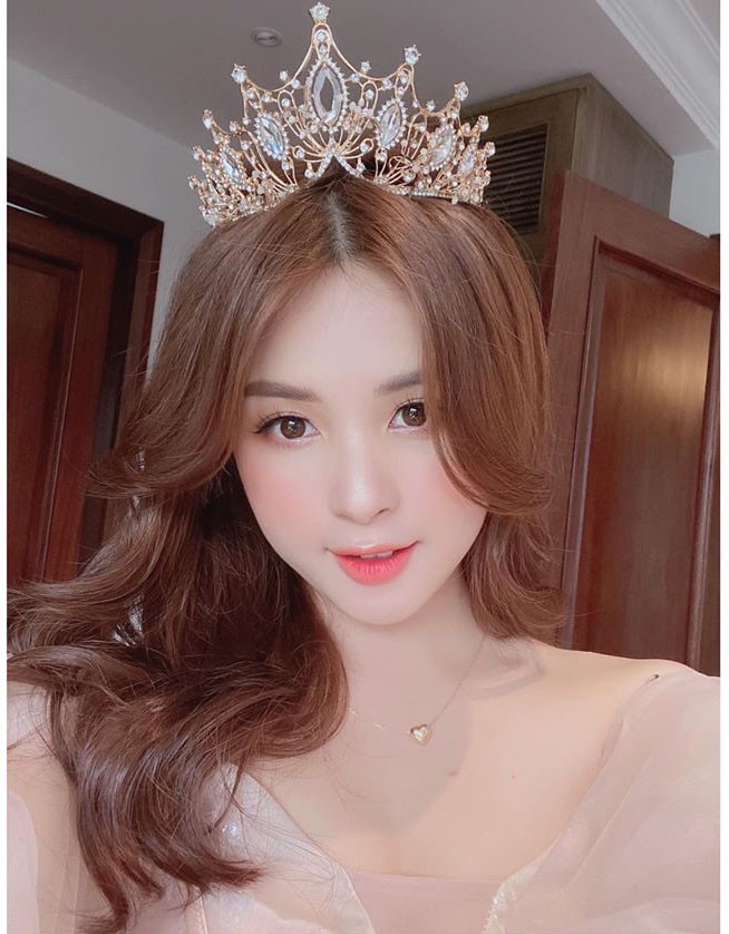 Ma Hương Thảo (biệt danh Thảo Nari) là cái tên được nhiều người biết đến trong làng hot girl Việt hiện nay.  Hot girl dân tộc này từng gây chú ý khi xuất hiện vài giây trên sóng truyền hình trong lần đi cổ vũ tuyển Việt Nam thi đấu tại Asian Cup.