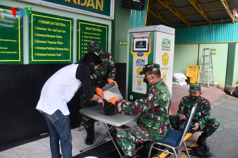 Ý tưởng ATM gạo hỗ trợ lương thực cho người nghèo bị ảnh hưởng bởi  dịch COVID-19 của Việt Nam đã được áp dụng tại Indonesia. Trong giai đoạn 1, Bộ Nông nghiệp Indonesia đã thiết kế 10 cây ATM gạo đặt trên đảo Java.