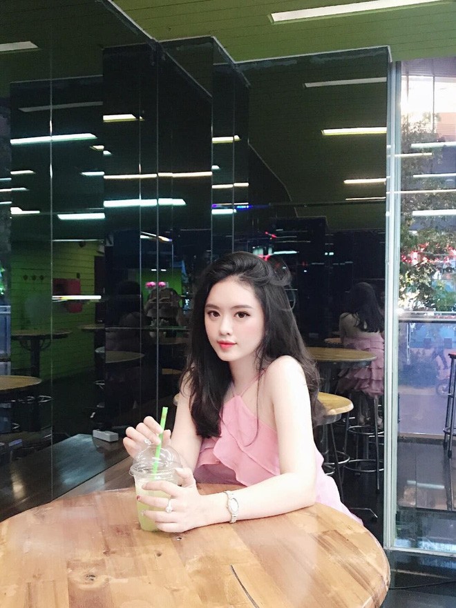 Trần Bạch Tuyết Minh là  hot girl nổi tiếng của trường Đại học Tôn Đức Thắng TP HCM. Cô nàng này gây ấn tượng bằng gương mặt thanh tú và vẻ ngoài nữ tính.