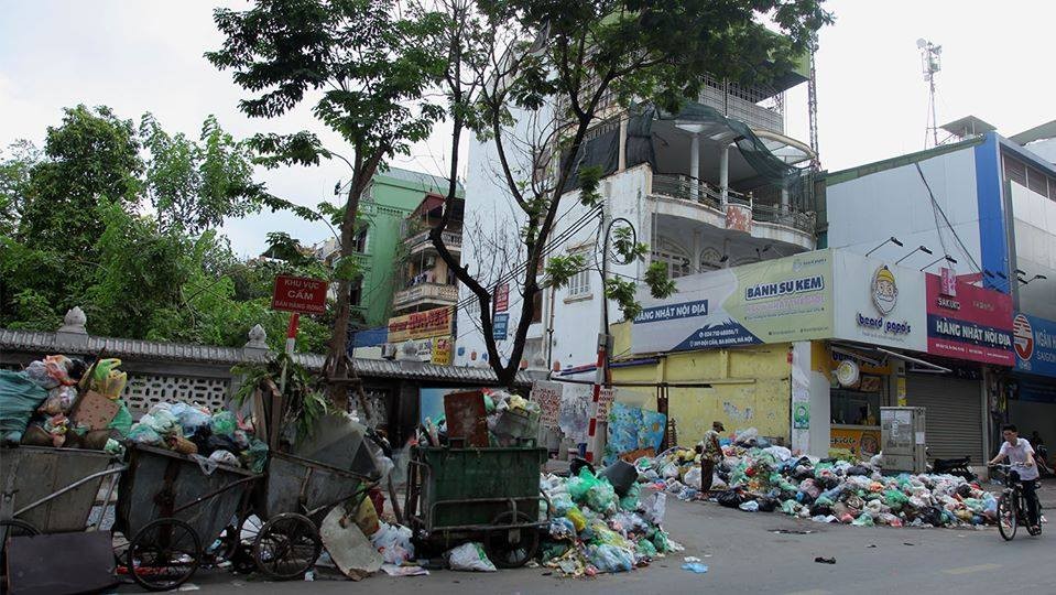 Mới đây trên MXH, những hình ảnh các con ngõ, các góc phố  Hà Nội ngập rác thải tràn ngập khiến nhiều người quan tâm. Nguồn ảnh: Le Anh Dung