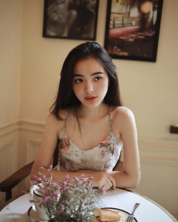 Hồ Thiên Trang, sinh năm 2001 – cực học sinh trường THPT Trần Phú (Hà Nội).  Hot girl đặc biệt gây chú ý vì là con lai 3 dòng máu: Việt – Trung và Thái Lan.