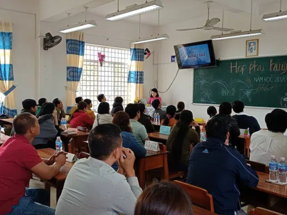  Họp phụ huynh đầu năm thường khá dễ chịu, suôn sẻ vì chưa có gì để bàn, nhưng sau mỗi kỳ thi học kỳ mới là nỗi ám ảnh khủng khiếp đối với nhiều thế hệ học sinh.