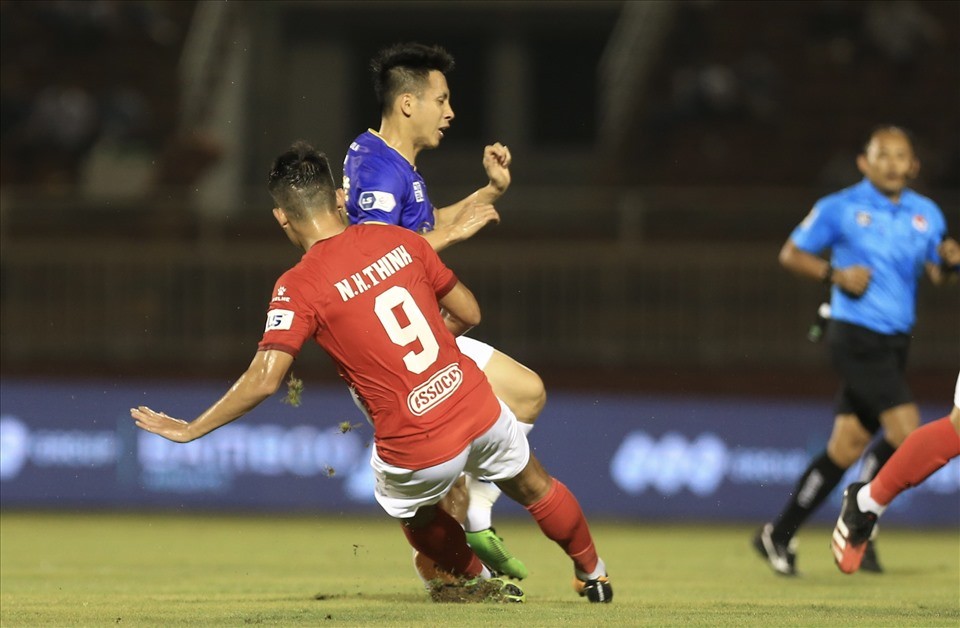 Phút 27 của trận đấu giữa CLB TPHCM và Hà Nội FC tại vòng 5 V-League 2021, tiền vệ  Ngô Hoàng Thịnh đã có tình huống vào bóng nguy hiểm bằng cả hai chân khiến Đỗ Hùng Dũng gặp chấn thương nặng.