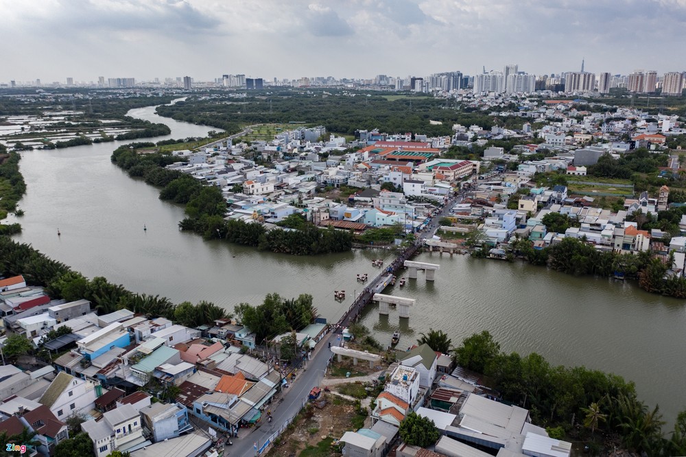  Cầu Long Kiểng qua rạch Long Kiểng thuộc huyện Nhà Bè nằm trên tuyến đường huyết mạch nối TP.HCM với tỉnh Long An. Dự án được UBND thành phố phê duyệt từ năm 2001, dài 318 m, rộng 15 m với tổng mức đầu tư 557 tỷ đồng. Cây cầu được khởi công từ năm 2018, dự kiến hoàn thành một năm sau đó. Tuy nhiên, đã 3 năm trôi qua, cây cầu vẫn chưa thành hình.