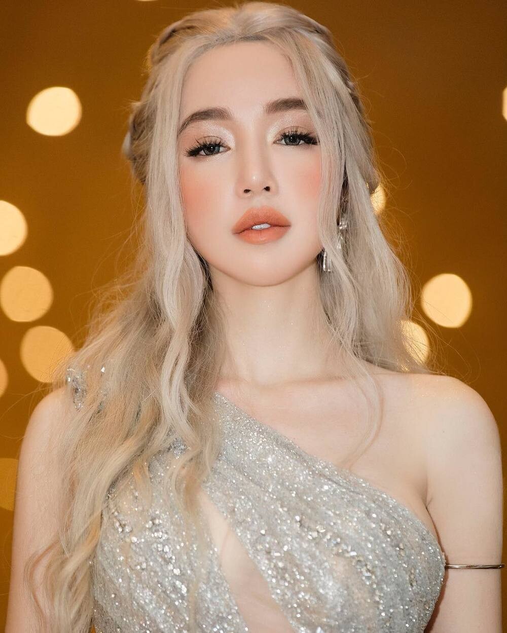  Elly Trần là một trong những bà mẹ bỉm sữa hot nhất nhì showbiz Việt thời điểm hiện tại. Tuy không tham gia nhiều hoạt động nghệ thuật như trước đây, thế nhưng cựu hot girl vẫn nhận được sự quan tâm của lượng lớn dân mạng nhờ những bộ ảnh khoe thân táo bạo trên mạng xã hội.