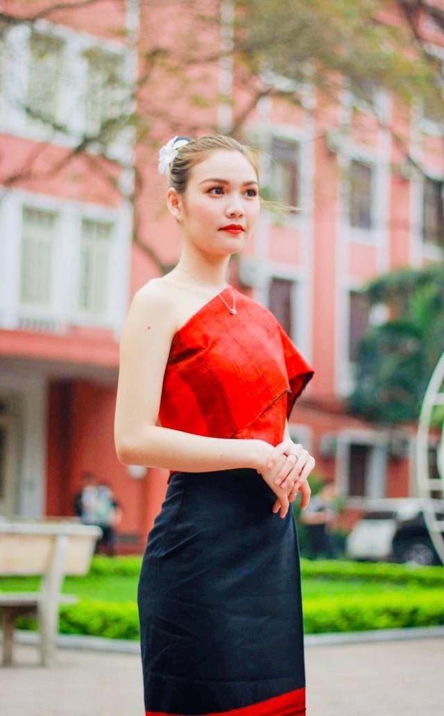 Mới đây trên mạng xã hội, những bức ảnh diện đồ dân tộc Chăm của  nữ du học sinh Lào đang học tại trường ĐH Thủy Lợi gây chú ý.