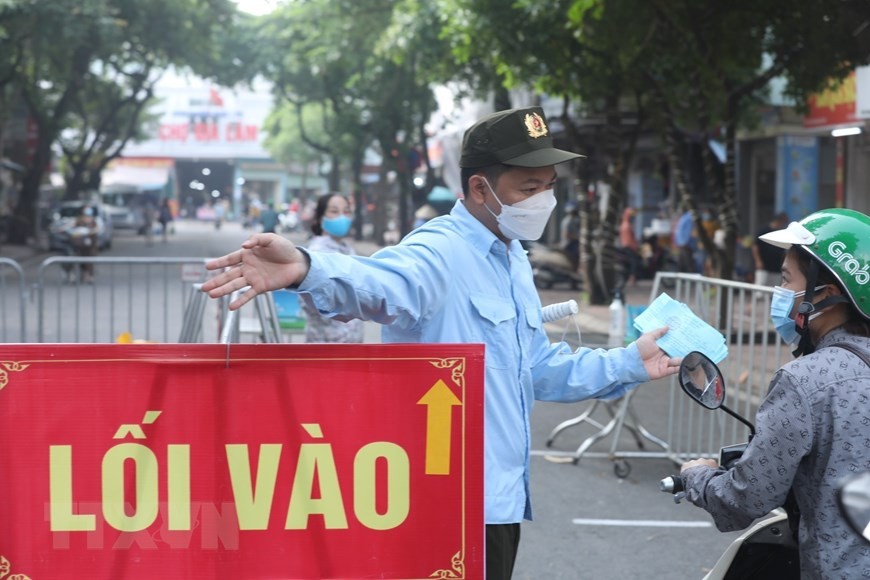 Nhiều quận trên địa bàn Hà Nội đã triển khai phát thẻ đi chợ luân phiên cho người dân theo giờ và theo ngày chẵn, lẻ nhằm giảm thiểu tối đa lượng người đi chợ, hạn chế tập trung đông người, đảm bảo các yêu cầu về phòng,  chống dịch COVID-19. (Ảnh: Minh Quyết/TTXVN)