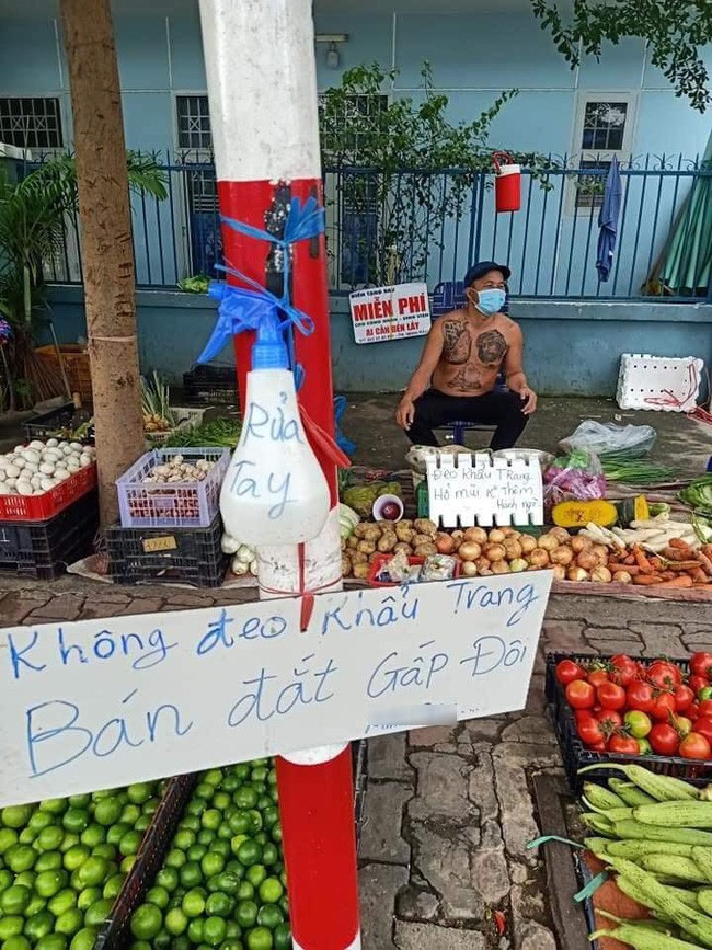 “Ông chủ sạp rau” Minh Râu có lẽ là cái tên không còn quá xa lạ đối với nhiều dân mạng nhờ cách làm từ thiện độc đáo của mình.