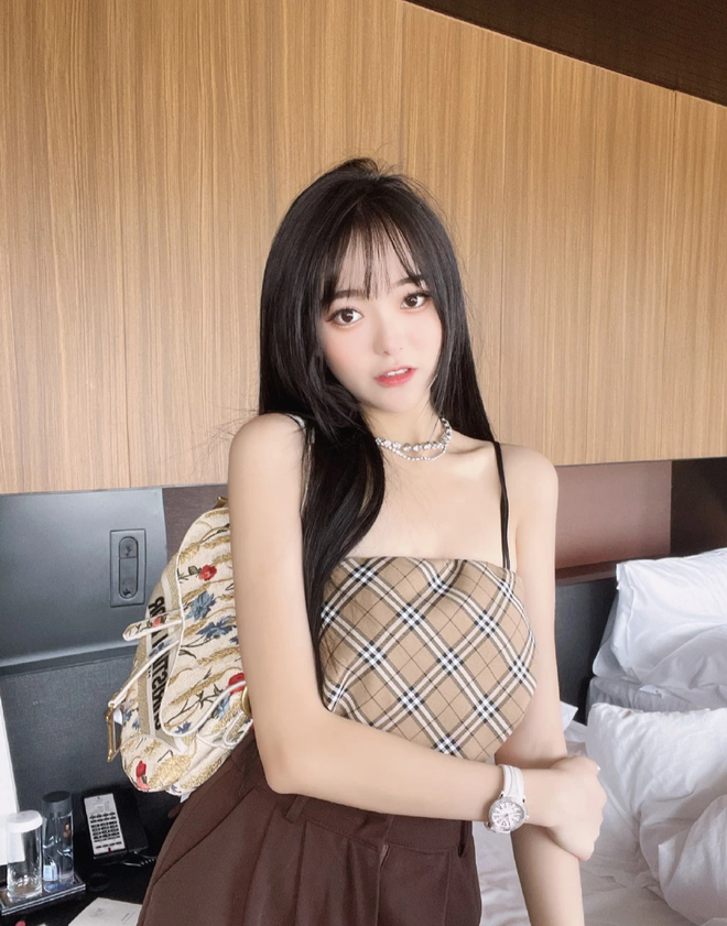 Mới nhất, một hot girl Trung Quốc sở hữu tới hơn 10 triệu follow trên TikTok tiếp tục lọt vào danh sách ảnh mạng khác xa đời thực. Gái xinh bị gọi tên đó chính là Trần Ý Lễ.