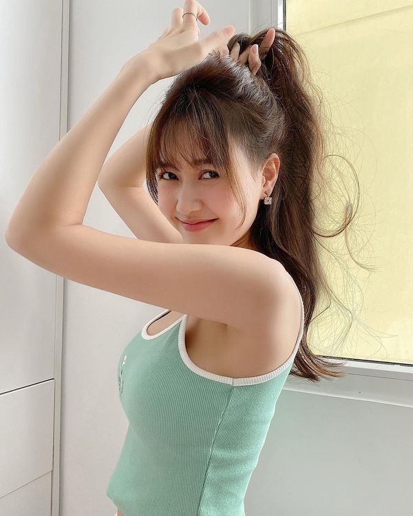 Nhung Gumiho được biết đến với vai trò là một  hot girl mạng nhờ nhan sắc xinh đẹp và trong sáng. Sau đó, cô nàng quyết định thử sức với lĩnh vực diễn xuất và cố gắng để không bị gắn mác "bình hoa di động".