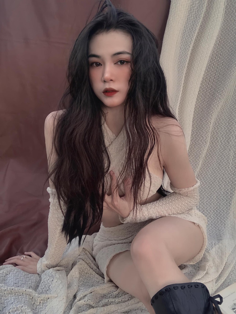 Huỳnh Thanh Thơ là gương mặt nữ sinh mới gia nhập hội " hot girl" gợi cảm, thu hút sự chú ý trên mạng xã hội.