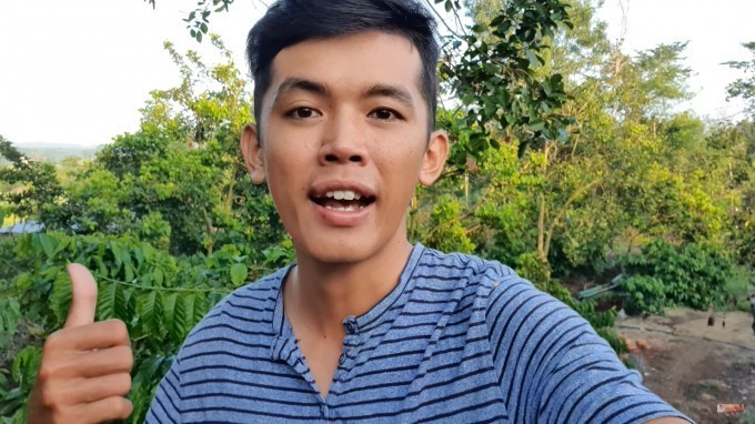 Sang Vlog với kênh  Youtube cùng tên được biết đến là "YouTuber nghèo nhất Việt Nam". Người ta yêu mến chàng trai này bởi sự thật thà, chân chất và tinh thần nỗ lực không ngừng nghỉ.